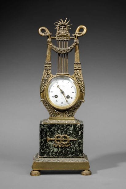 Pendule lyre en bronze doré et marbre vert...