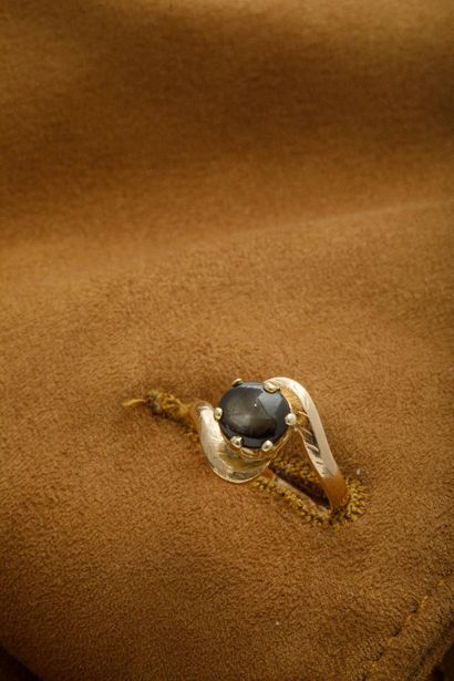 Bague en or jaune 750 millièmes ornée d'une...