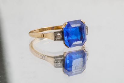 Bague en or jaune et or gris serti d'une...