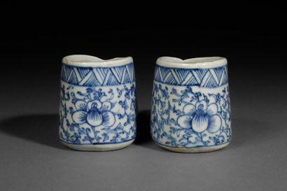CHINA - 20th century
Pair of white and blue...