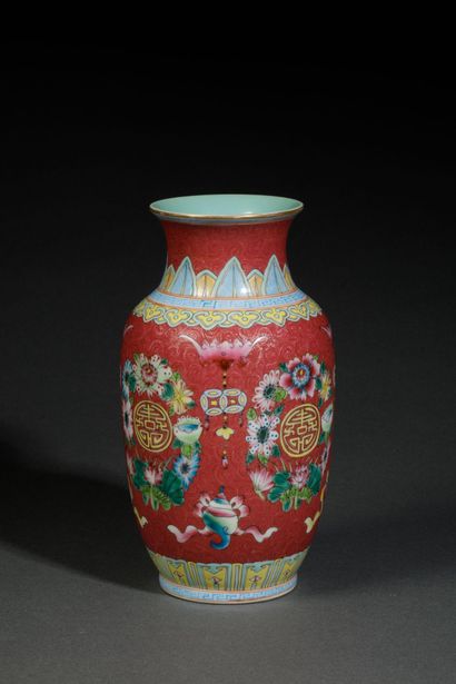 CHINA - 20th century
Vase with a pink base...