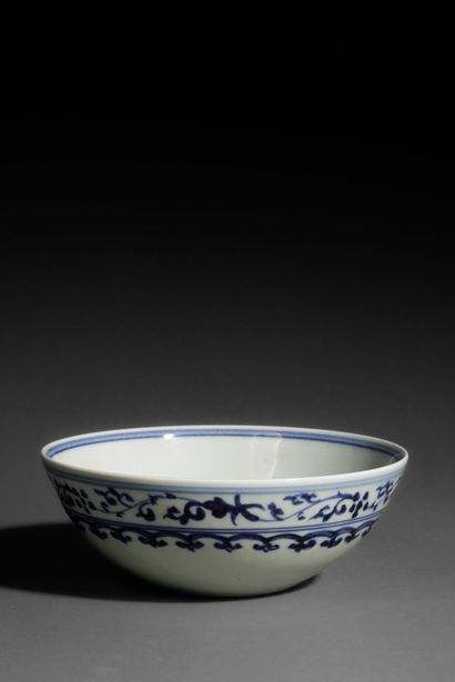 CHINA - 20th century
Porcelain bowl decorated...