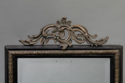 Miroir en bois noirçi et métal argenté rectangulaire...