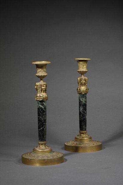 Paire de bougeoirs circulaire en bronze doré...