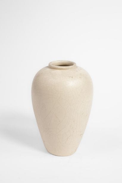 Vase ovale à col resserré en faïence blanche...
