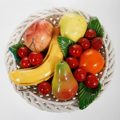 Coupe à fruits en faïence émaillée polychrome...