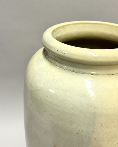 TURNAU Paris
Vase rouleau à col légèrement...