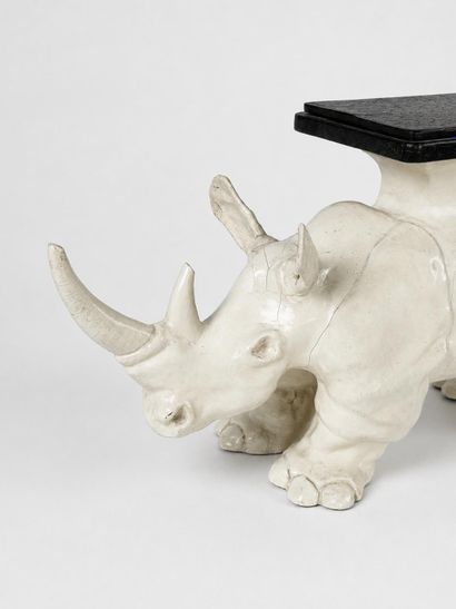 Rhinocéros en carton bouilli laqué blanc...