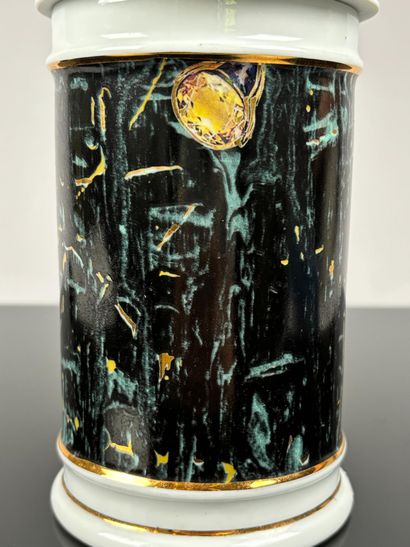 Pot couvert en porcelaine marqué M. ROBERT...