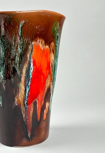 VALLAURIS
Vase évasé tournoyant en céramique...