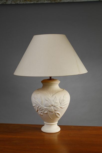 Lampe en plâtre à décor floral
Travail des...