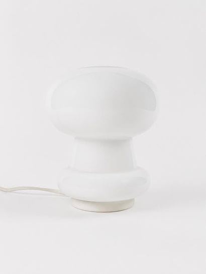 SCROZE
Petite lampe en verre opalin bulbé...