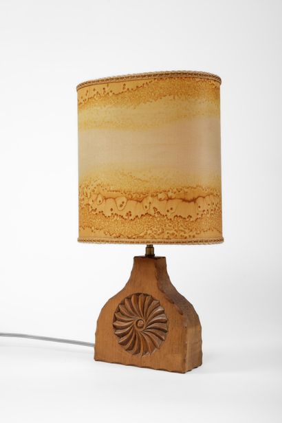 Lampe à poser en bois sculpté, les faces...