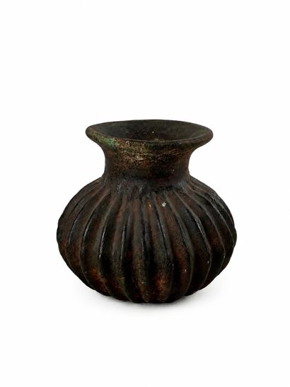 Vase pansu en céramique à col évasé, le pourtour...