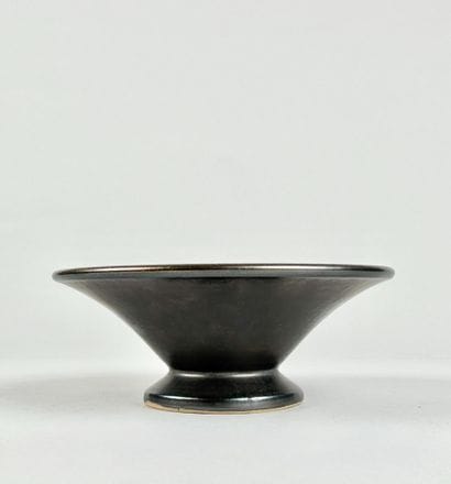 Coupe évasée sur pied en céramique émaillée...