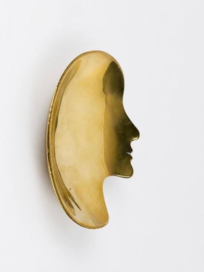 Vide poche en bronze doré figurant un profil...