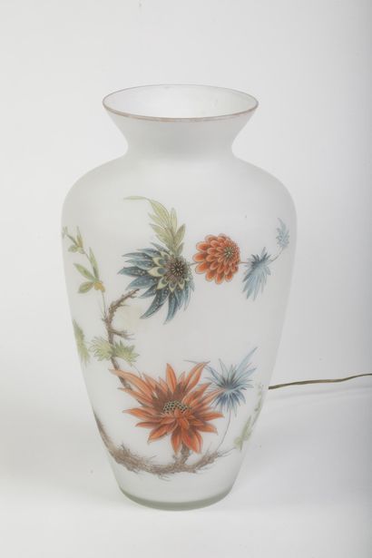 Vase à col resserré en opaline à décor de...