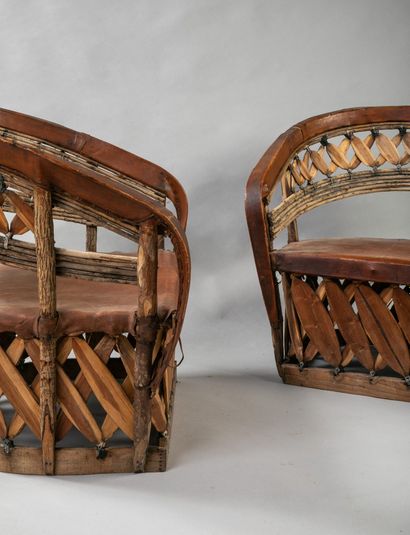 Paire de fauteuils américano-amérindien en...