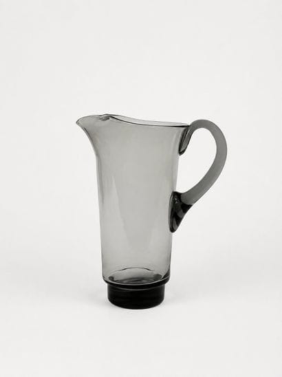 Élégante carafe en verre soufflé gris anthracite
Travail...