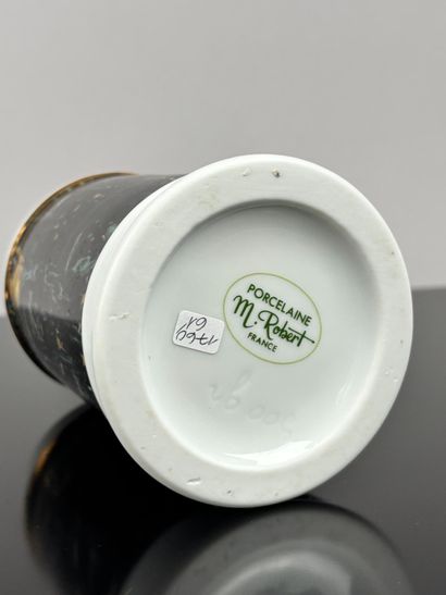 Pot couvert en porcelaine marqué M. ROBERT...