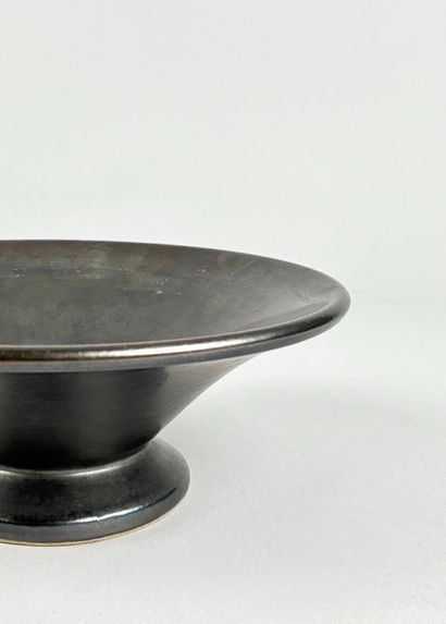 Coupe évasée sur pied en céramique émaillée...
