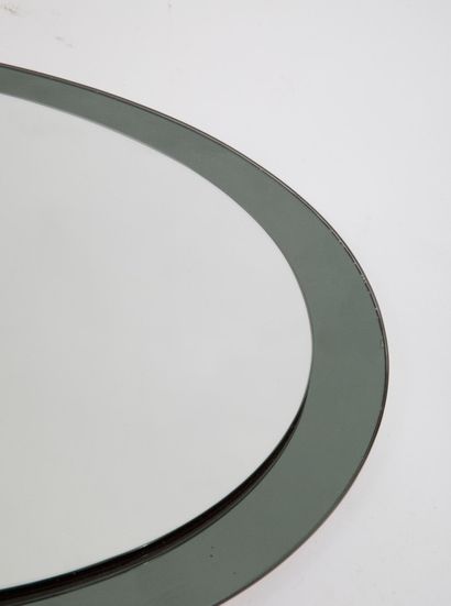 Miroir ovale avec une base en verre fumé
Travail...