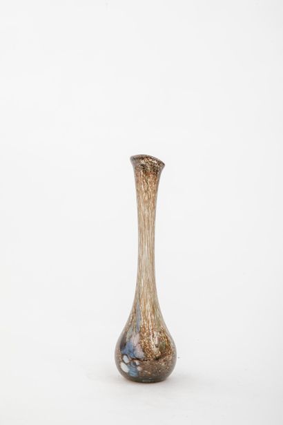 Petit vase soliflore à décor en verre soufflé...