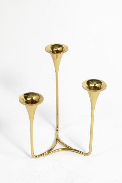 Bougeoir à trois bras de lumières en métal...