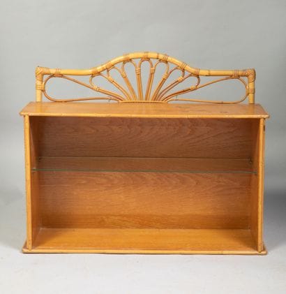 Etagère vitrine en bois et le fronton en...
