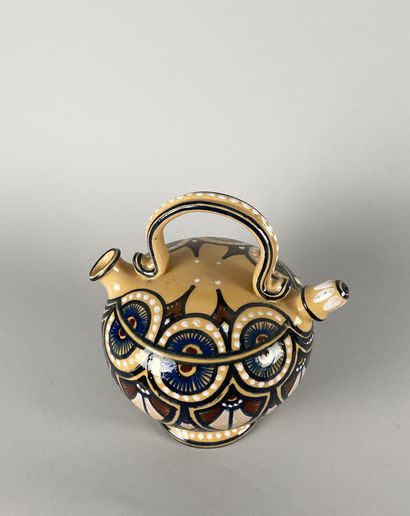 Malicorne
Glazed earthenware peg with cream...