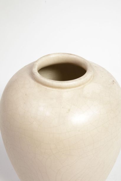 Vase ovale à col resserré en faïence blanche...