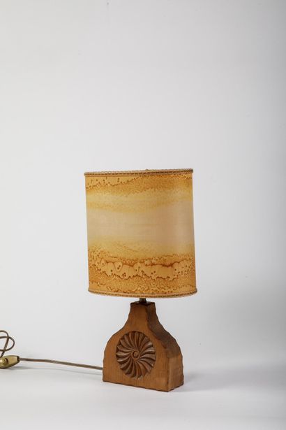Lampe à poser en bois sculpté, les faces...