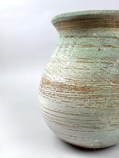 Vase en grès émaillé vert nuancé à col légèrement...