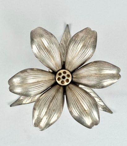 Cendrier en métal argenté formant une fleur...