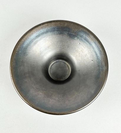 Coupe évasée sur pied en céramique émaillée...