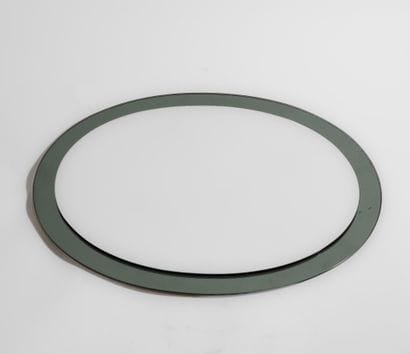 Miroir ovale avec une base en verre fumé
Travail...