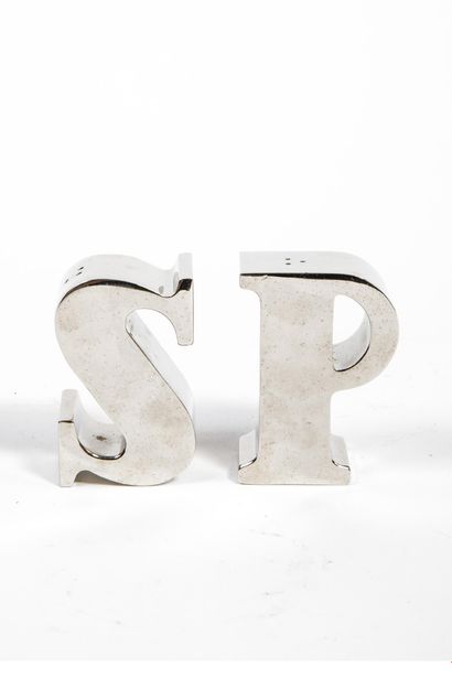 Salière poivrière modernistes en métal argenté...