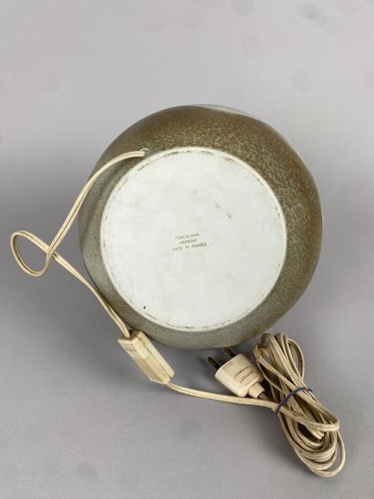 VIRBENT
Lampe boule à poser en porcelaine...