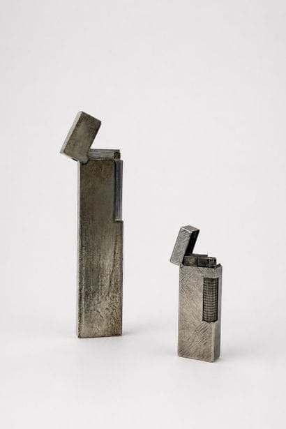 Deux briquets anciens l'un long en métal...