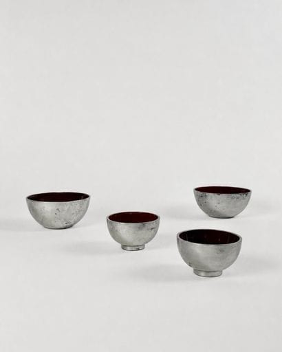 Suite de quatre bols en métal chromé, l'intérieur...