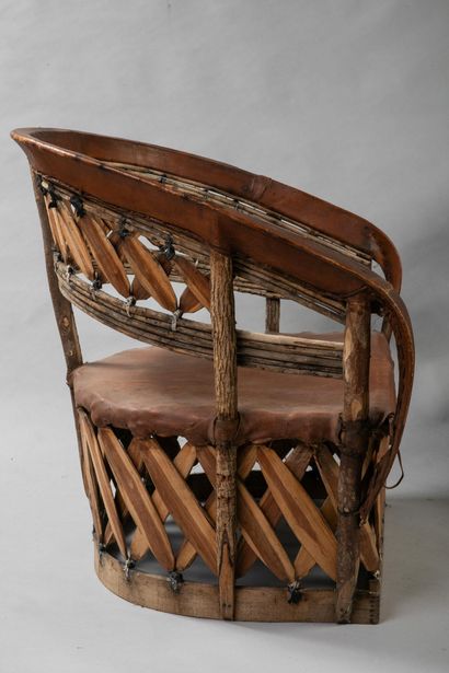 Paire de fauteuils américano-amérindien en...