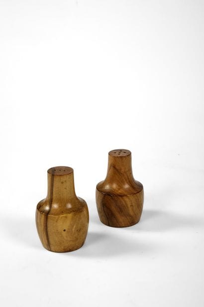 Paire de salière poivrière en bois d'olivier
Travail...