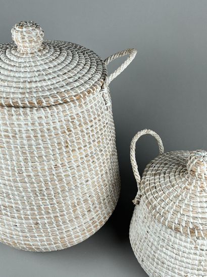 Deux paniers couverts peints en blanc
Travail...