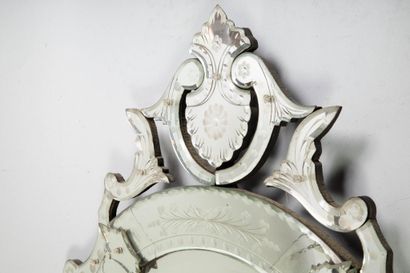 Miroir vénitien en verre en forme d'écusson...