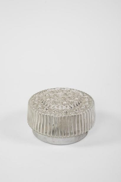 Plafonnier en verre moulé, le pourtour cannelé
Travail...