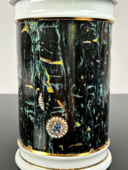 Pot couvert en porcelaine marqué M. ROBERT...