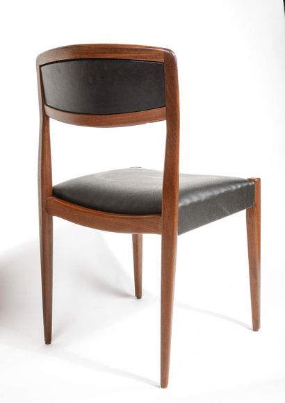 Chaise en simili cuir, la structure en palissandre...