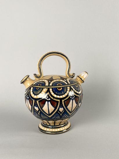 Malicorne
Glazed earthenware peg with cream...