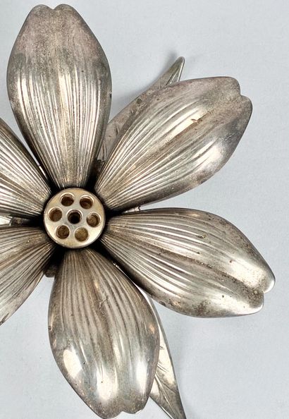 Cendrier en métal argenté formant une fleur...