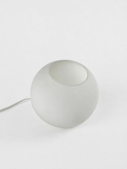 Petite lampe sphérique le globe en opaline
Travail...